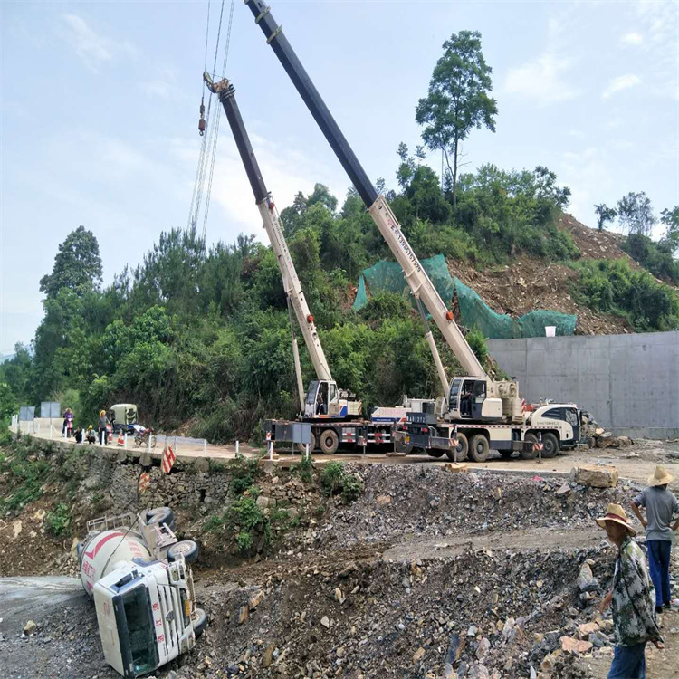西陵汽车掉沟里叫吊车救援要多少钱